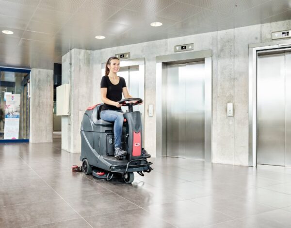 Viper AS530R Ride On Scrubber Dryer - Image 2